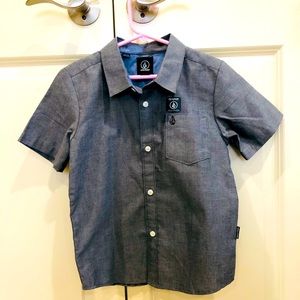 Volcom boys grey button down short sleeve shirt.